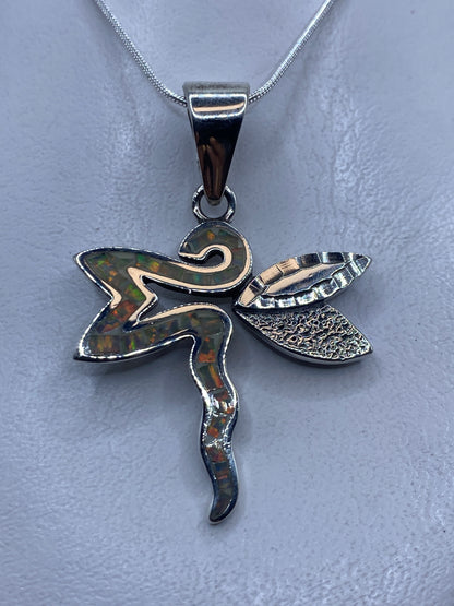 Dije libélula de plata .950 con Ópalo de Fuego multicolor, colgando de cadena de plata