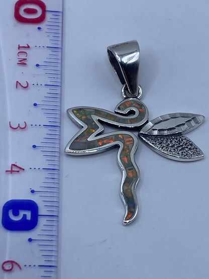 Dije sobre fondo blanco mostrando el largo de 5.1 cm y el acabado pulido de la plata .950