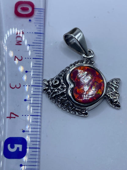 Medida del dije pez de 4.1 cm sobre regla, mostrando tamaño real