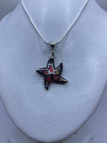Dije de 4 cm de largo junto a regla métrica mostrando tamaño real de la estrella