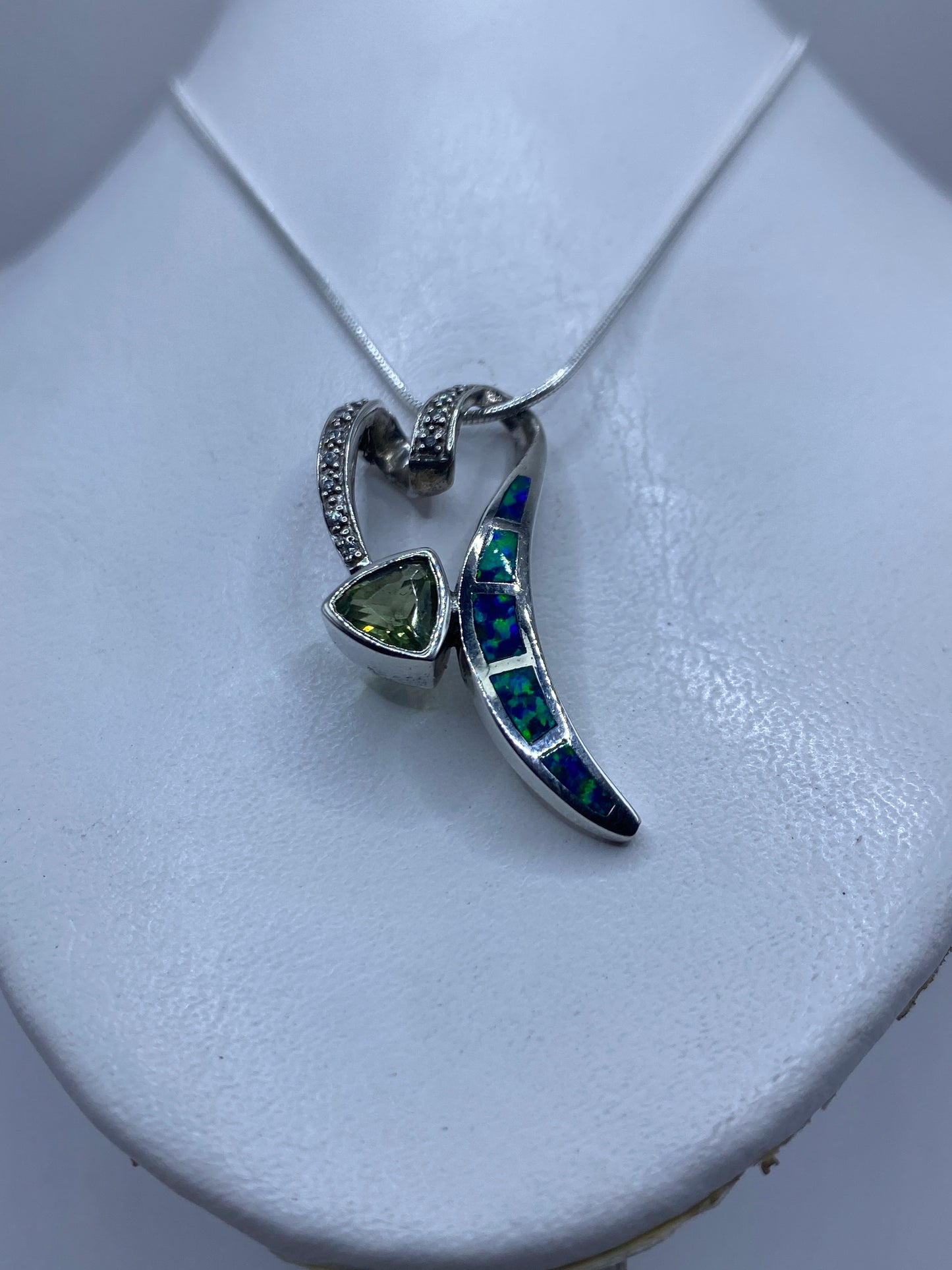 Detalle del ópalo de fuego azul incrustado a mano en plata de Taxco