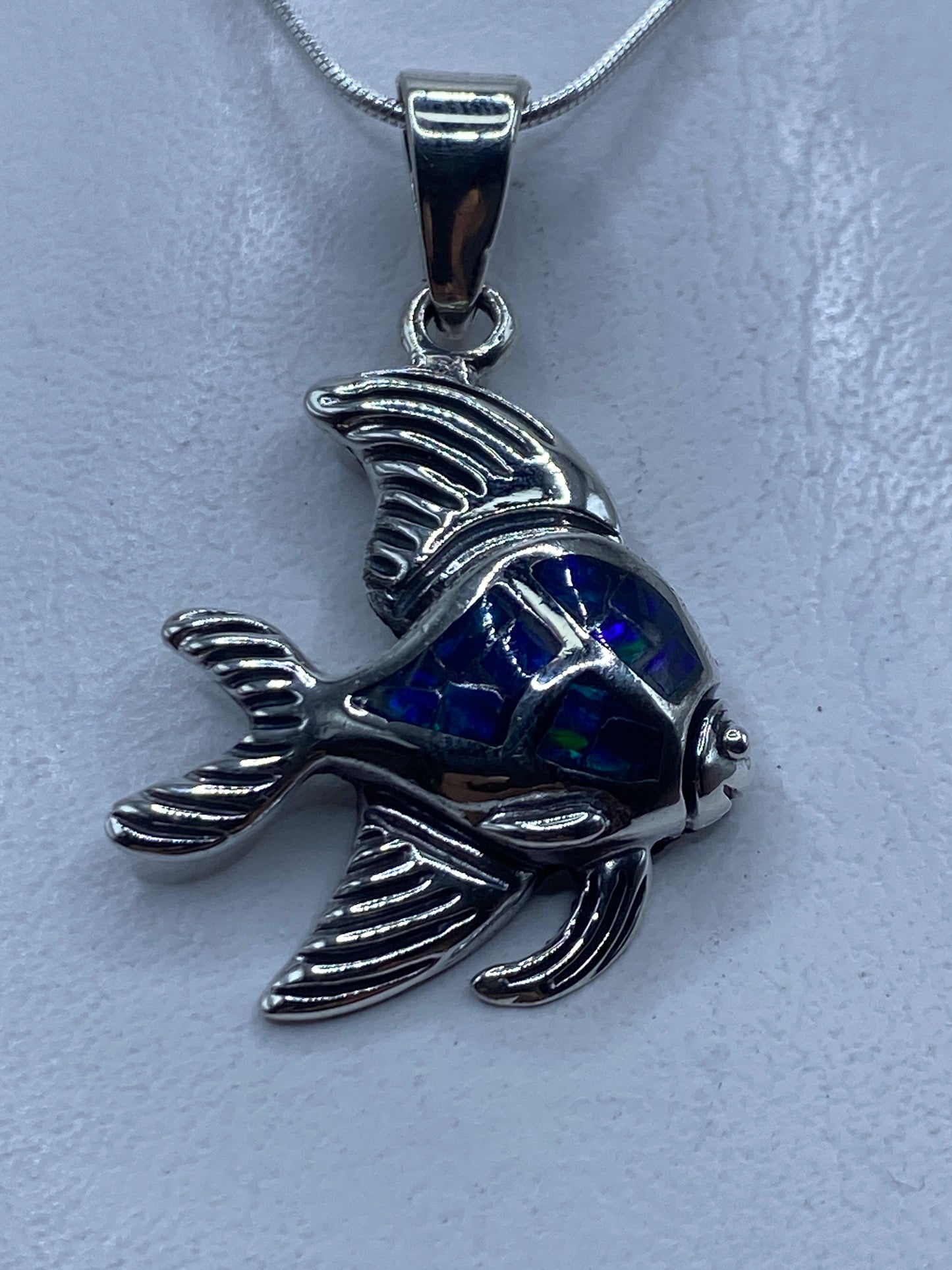 Dije de pez en plata .950 con ópalo de fuego azul, colgando de una cadena de plata