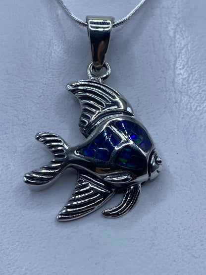 Dije de pez en plata .950 con ópalo de fuego azul, colgando de una cadena de plata