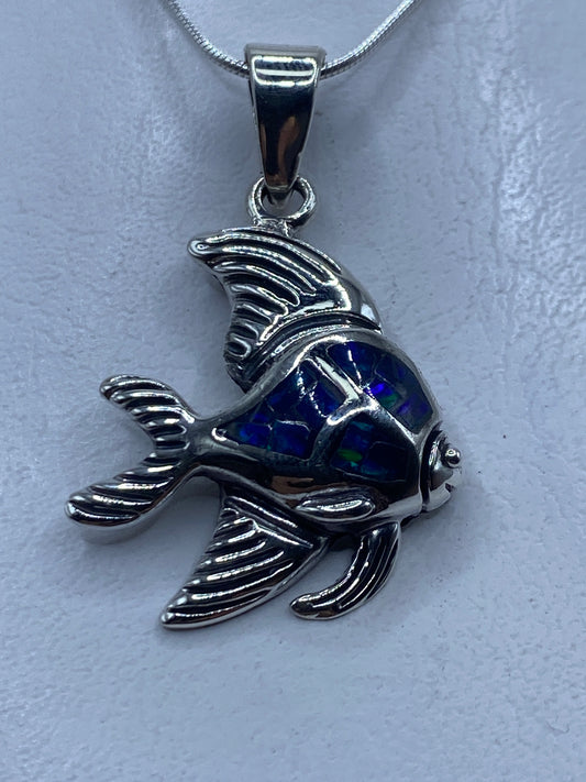 Dije de pez en plata .950 con ópalo de fuego azul, colgando de una cadena de plata