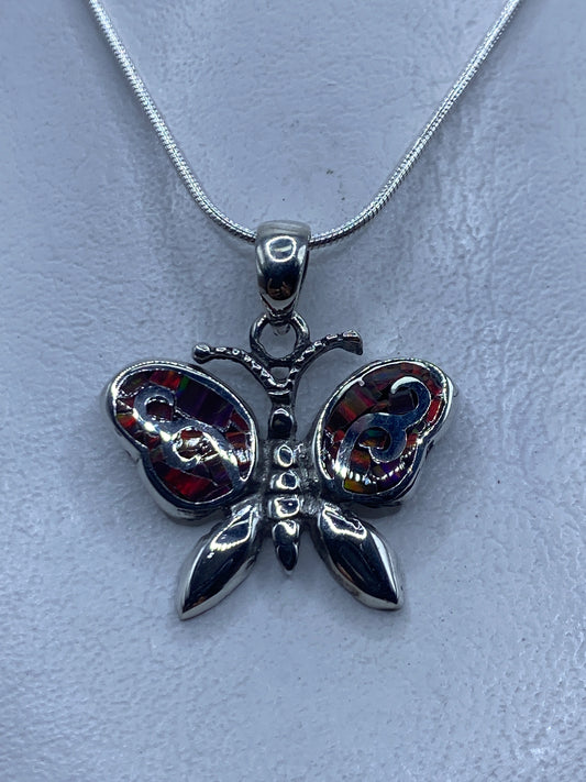 Dije mariposa de plata .950 con Ópalo de Fuego multicolor colgando de una cadena de plata