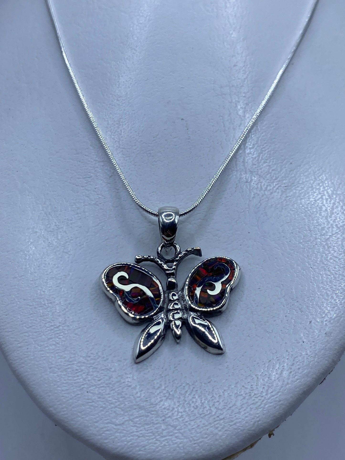 Dije de mariposa en plata .950 sobre fondo blanco, mostrando el Quinto 950