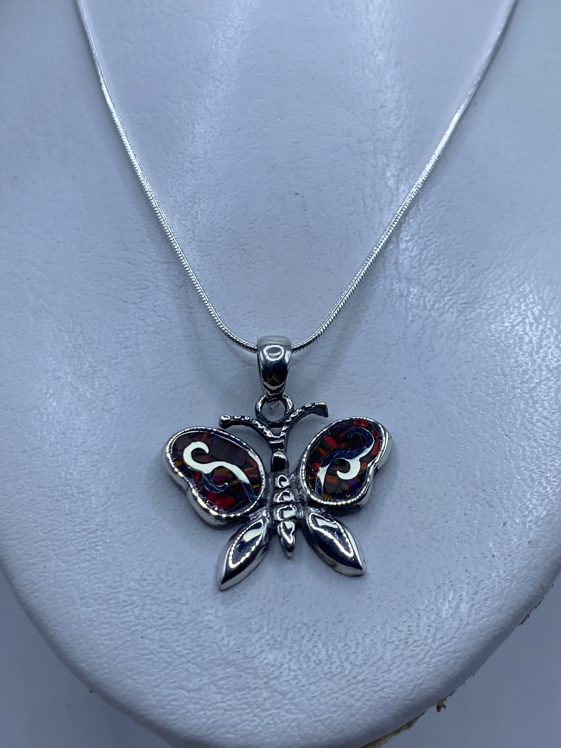 Dije de mariposa en plata .950 sobre fondo blanco, mostrando el Quinto 950