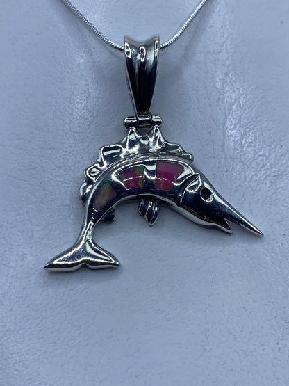 Dije delfín en plata .950 con ópalo de fuego rosa, visto de frente sobre cadena de plata