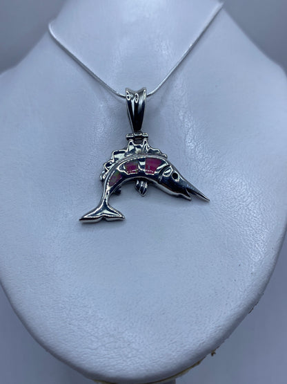 Detalle del ópalo de fuego rosa engastado en el cuerpo del delfín