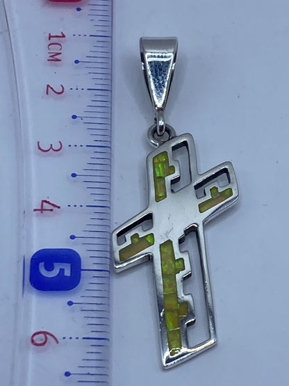 Medida de la cruz junto a regla, 6 cm de largo total