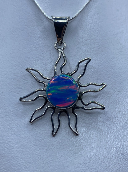 Dije sol de plata .950 con ópalo de fuego azul engastado, rayos ondulantes de plata artesanal
