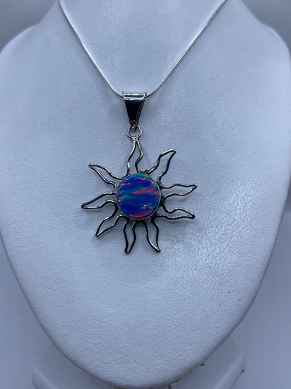 Detalle del ópalo de fuego azul con destellos rojos y verdes en luz natural