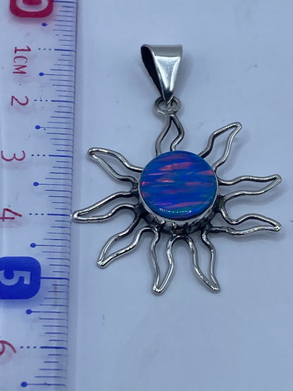 Dije sol en escala con regla mostrando 5.2 cm de largo, Quinto 950 visible en el reverso