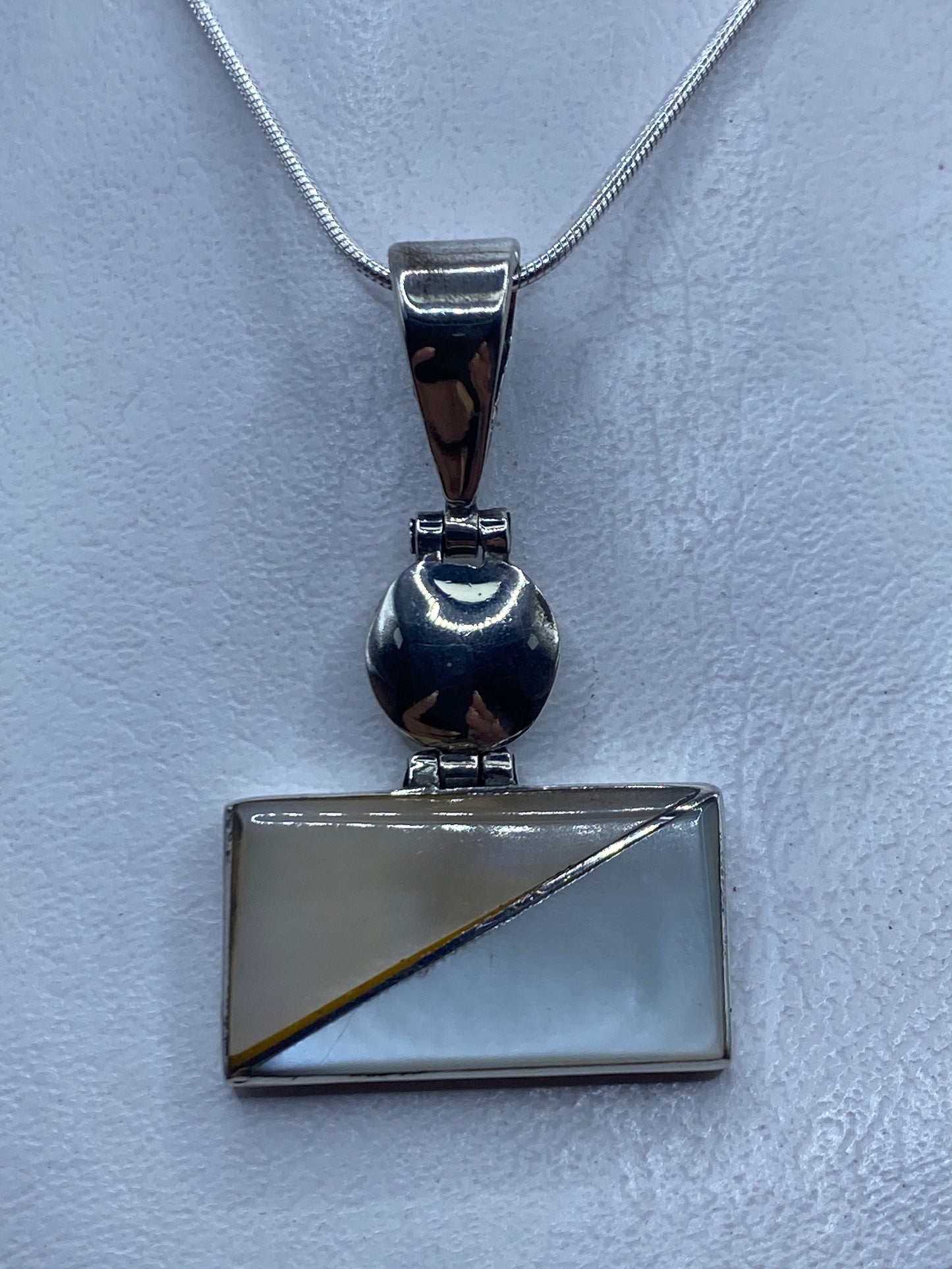 Dije de plata .950 con símbolo prehispánico grabado y ópalo de fuego en forma rectangular