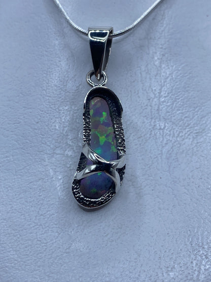 Dije de plata .925 con ópalo de fuego azul cielo, engastado a mano, colgando de una cadena
