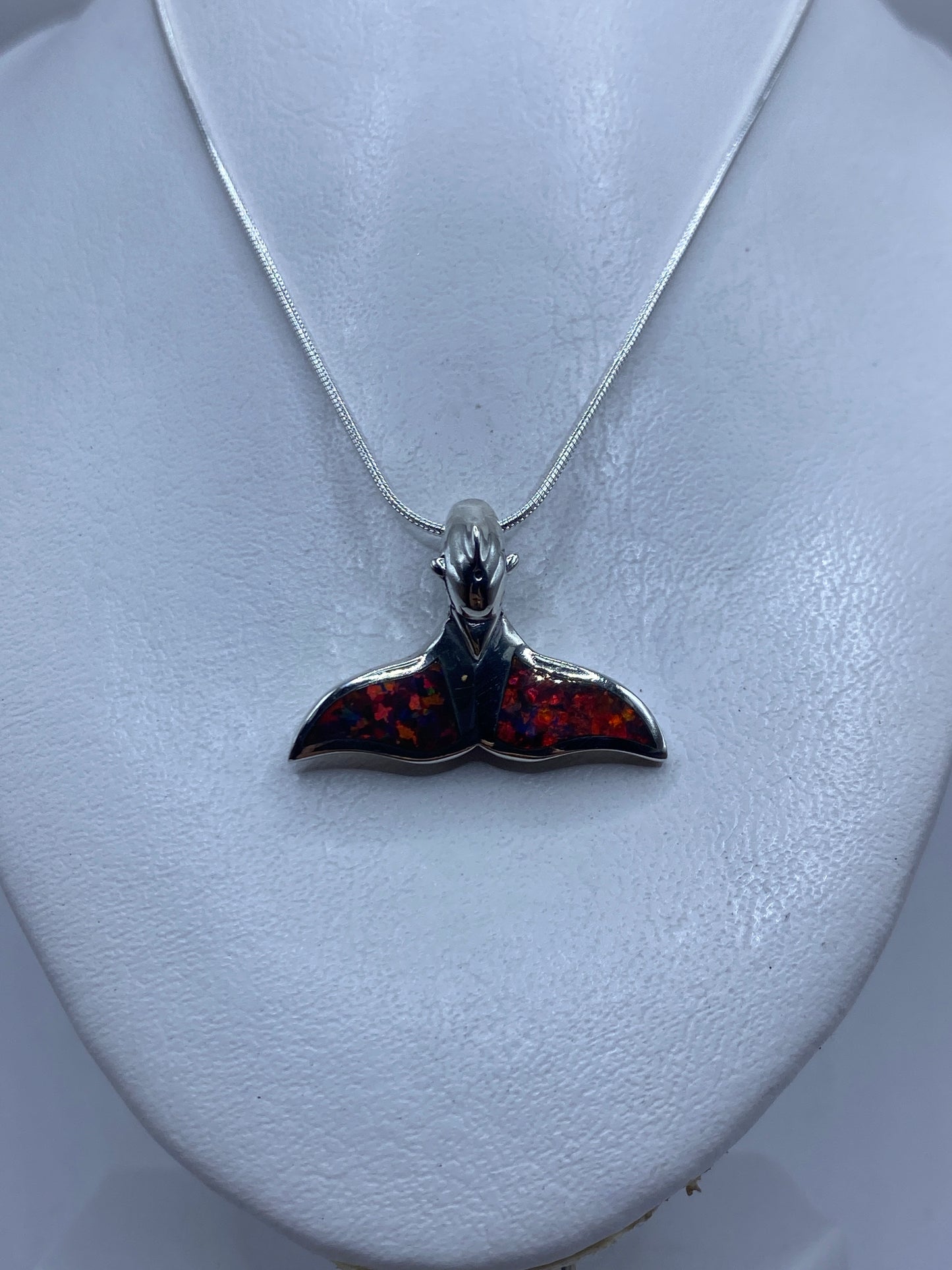 Medida del dije junto a regla: 2.8 cm de largo