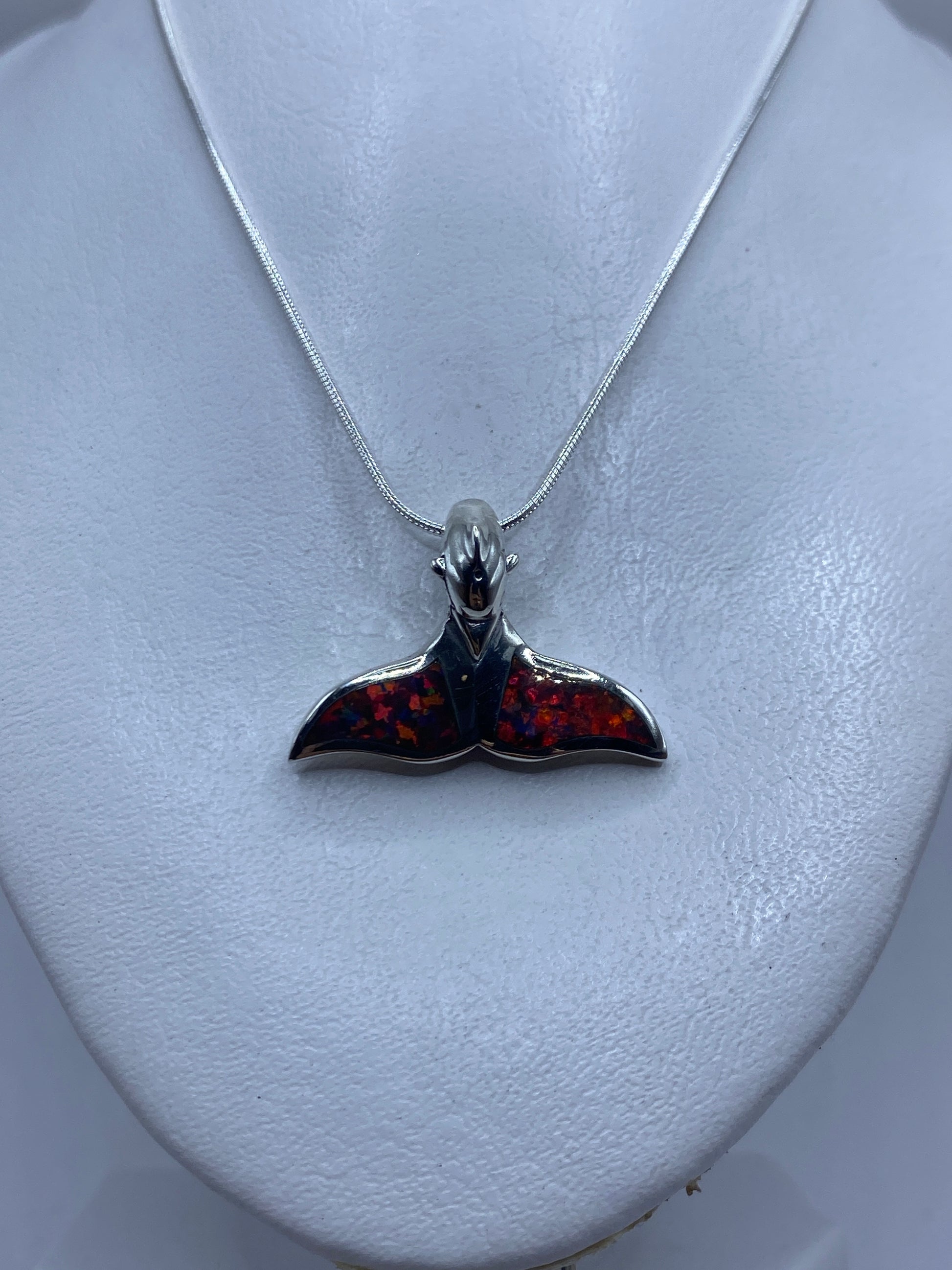 Medida del dije junto a regla: 2.8 cm de largo