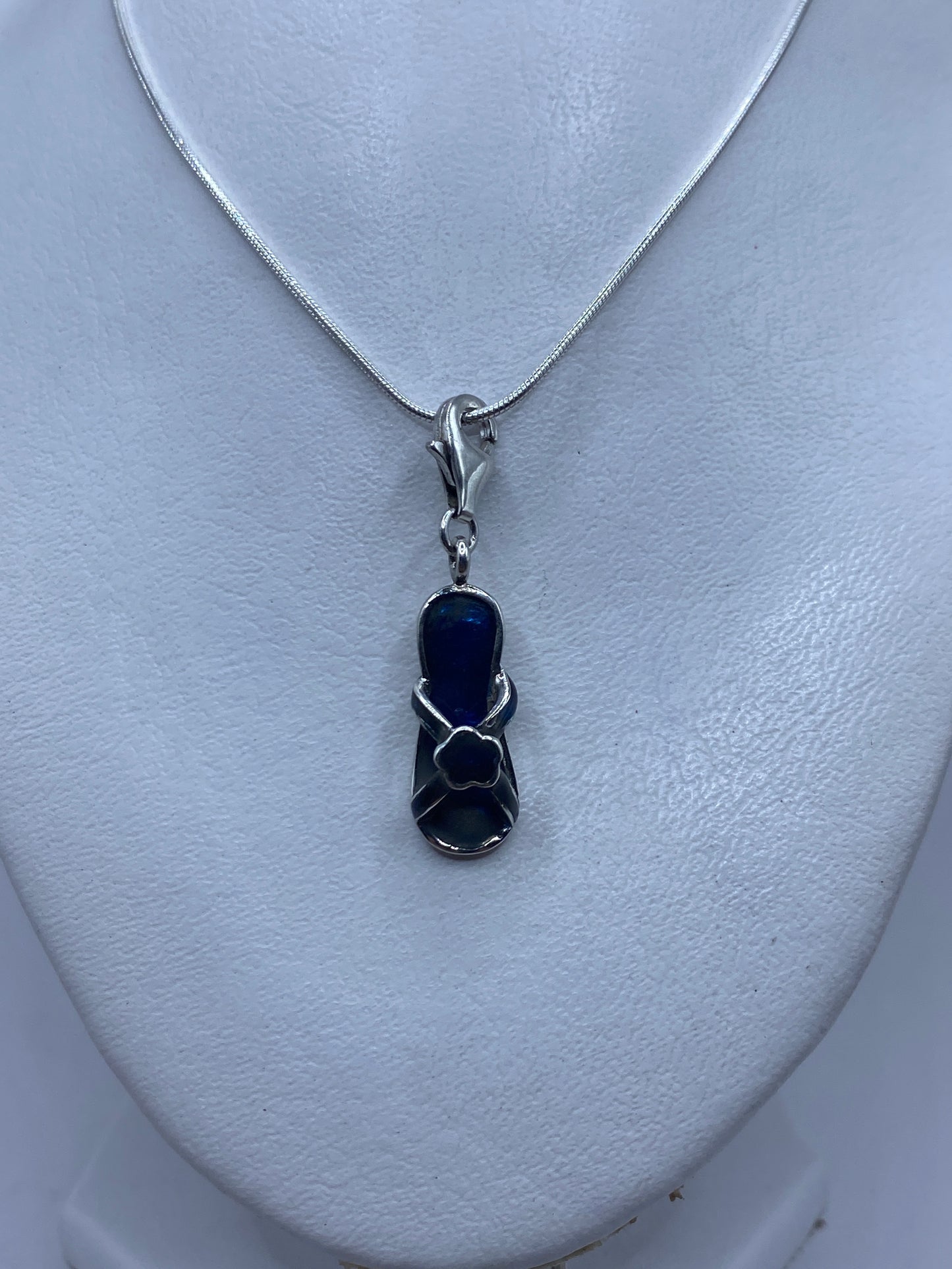 Detalle del engaste de piedra azul y la plata artesanal de Taxco