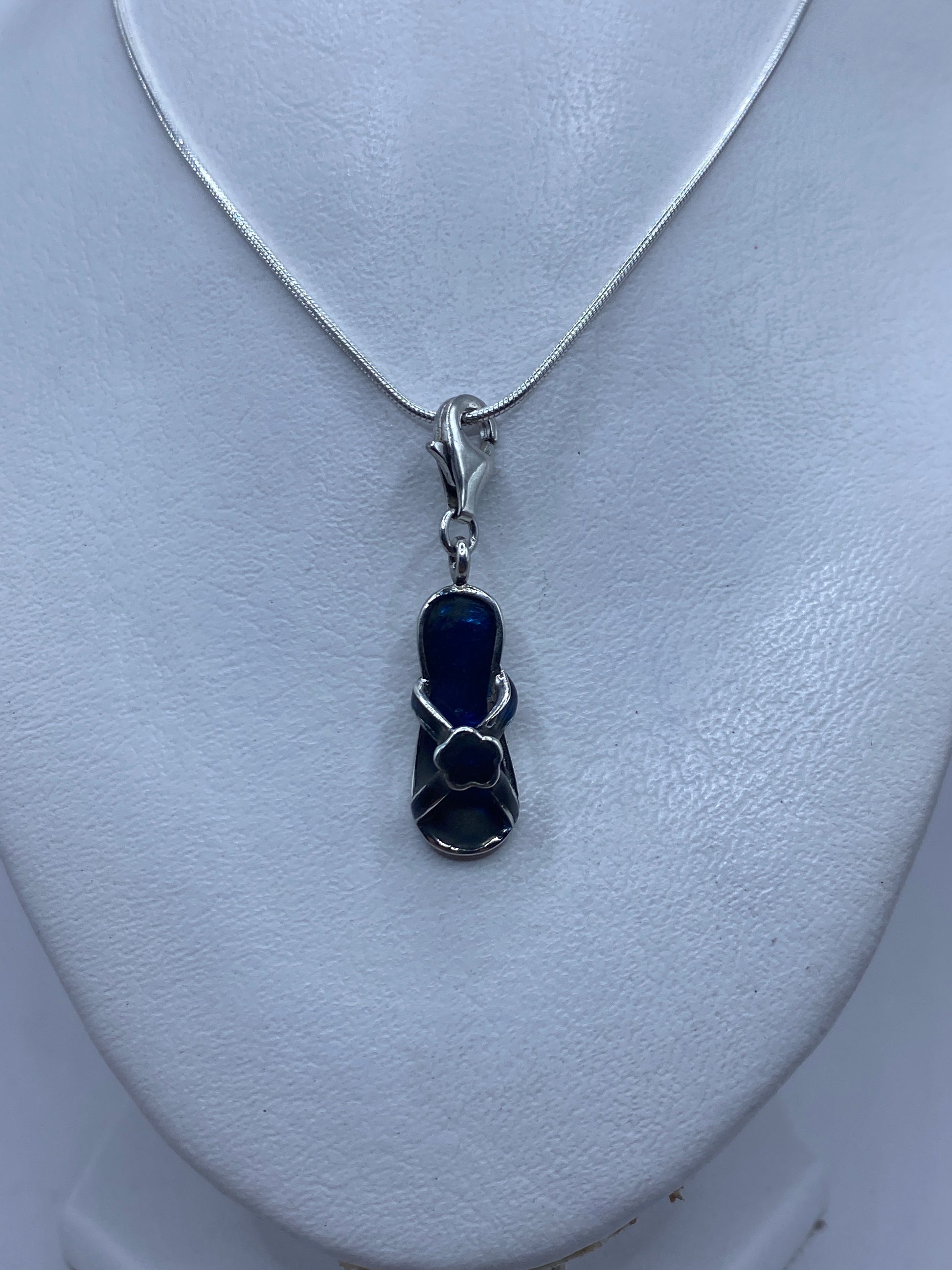 Detalle del engaste de piedra azul y la plata artesanal de Taxco