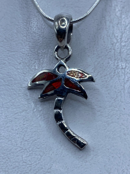 Dije de plata palmera con ópalo de fuego rojo en cadena, colgando al cuello