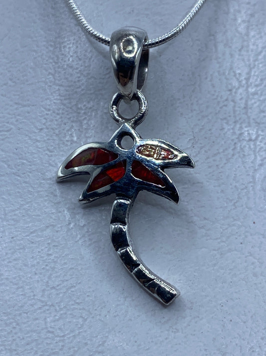 Dije de plata palmera con ópalo de fuego rojo en cadena, colgando al cuello