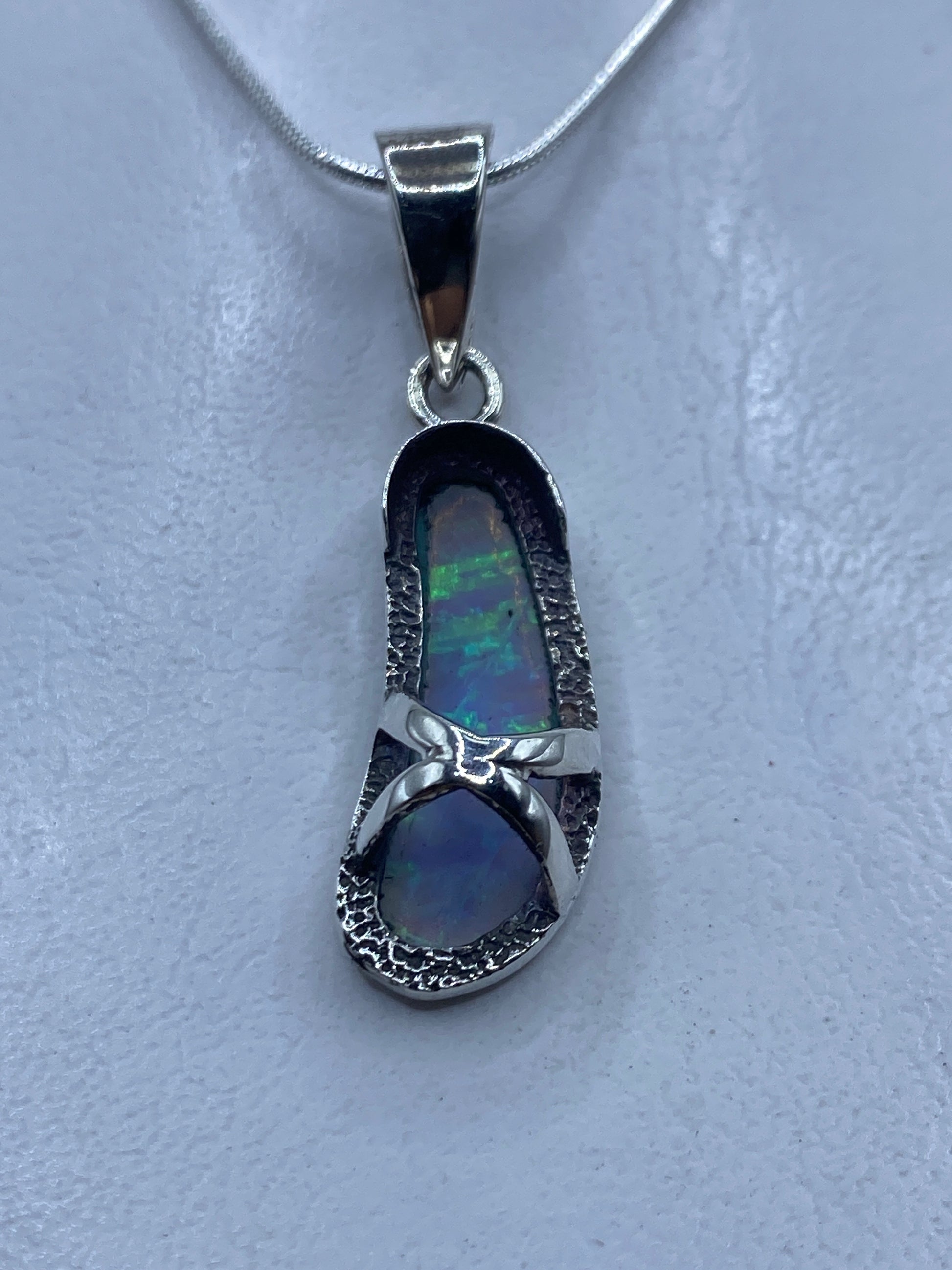 Dije de plata con ópalos de Fuego azul cielo, engastado a mano, colgado de cadena plateada