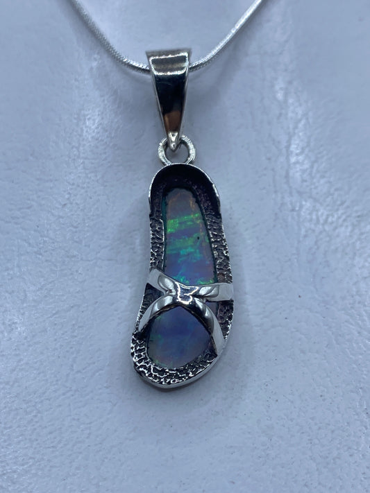 Dije de plata con ópalos de Fuego azul cielo, engastado a mano, colgado de cadena plateada