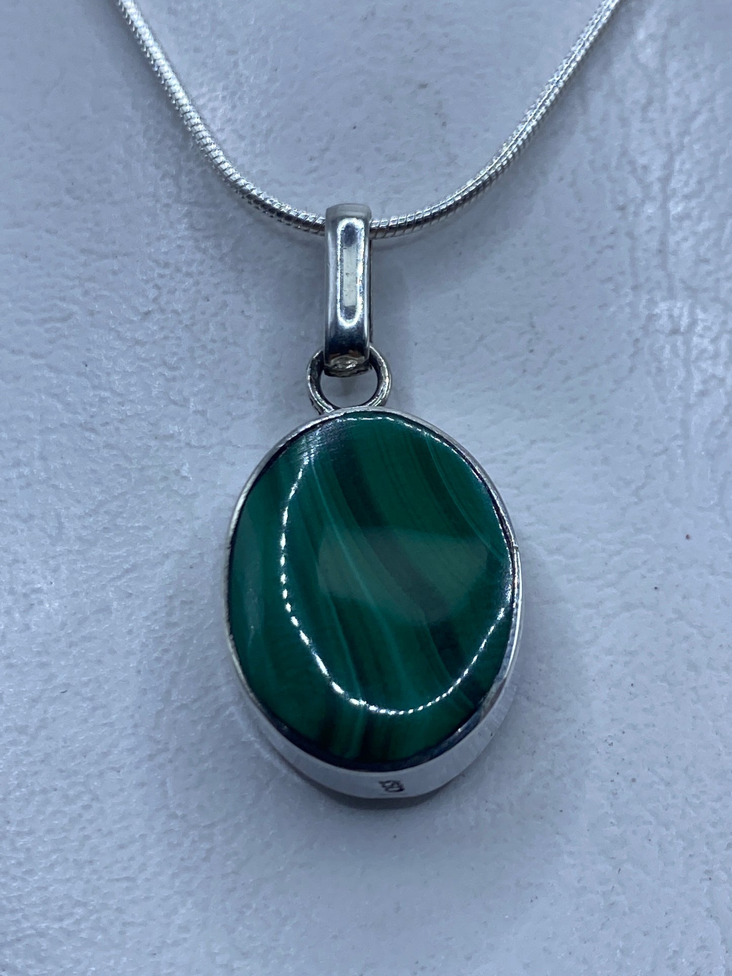 Dije de plata .950 con malaquita verde colgando de cadena de plata
