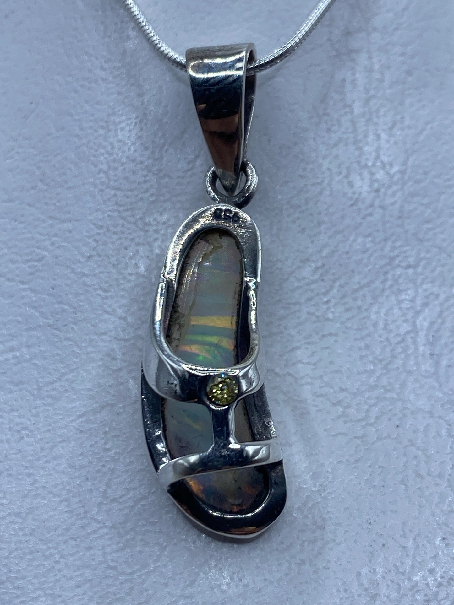 Dije de plata .950 con ópalo de fuego multicolor, largo 4.5 cm, colgado de cadena plateada