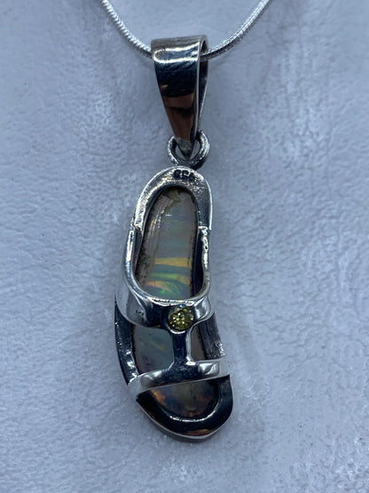 Dije de plata .950 con ópalo de fuego multicolor, largo 4.5 cm, colgado de cadena plateada
