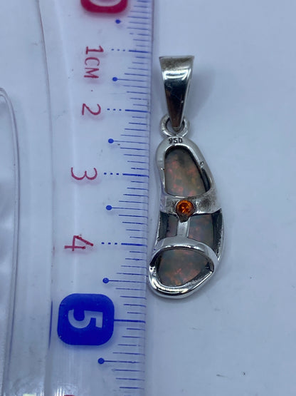 Medida real del dije de 4.4 cm en regla, con Quinto 950 visible en la plata