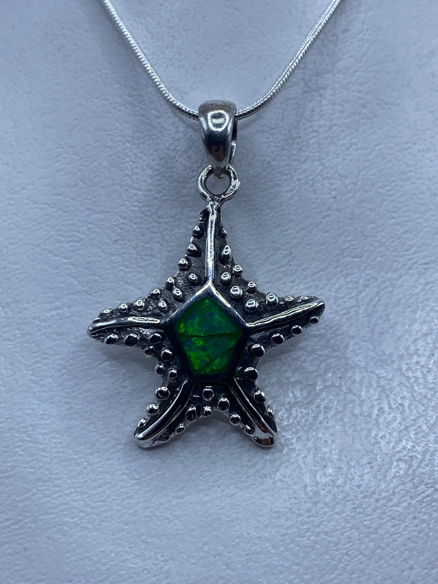 Dije de plata .950 con Ópalo de Fuego verde limón engastado, largo 4.3 cm