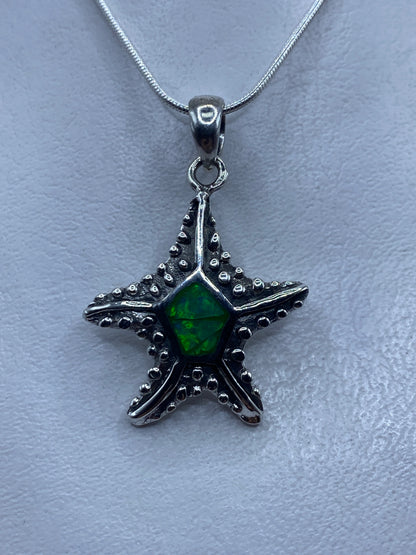 Dije de plata .950 con Ópalo de Fuego verde limón engastado, largo 4.3 cm