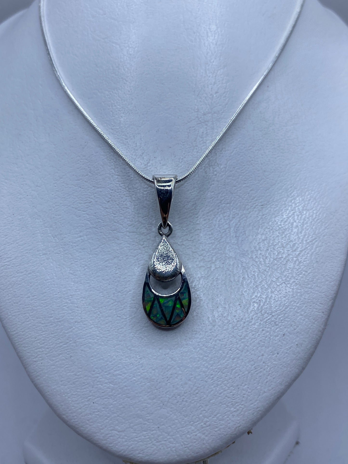 Detalle del engaste a mano del ópalo de fuego en plata pura .950