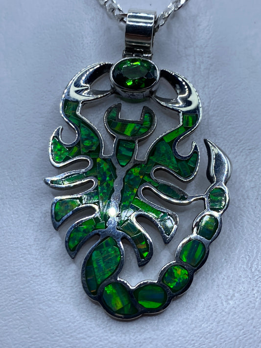 Dije escorpión en plata .925 con ópalo de fuego verde engastado, vista frontal