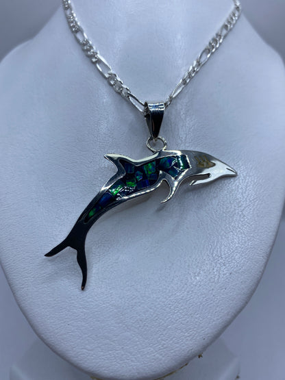 Dije tiburón portado en collar de plata — tonos verdes y azules en la piedra