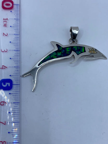 Dije tiburón de 3.5 cm en escala junto a regla, mostrando peso de 3 gramos