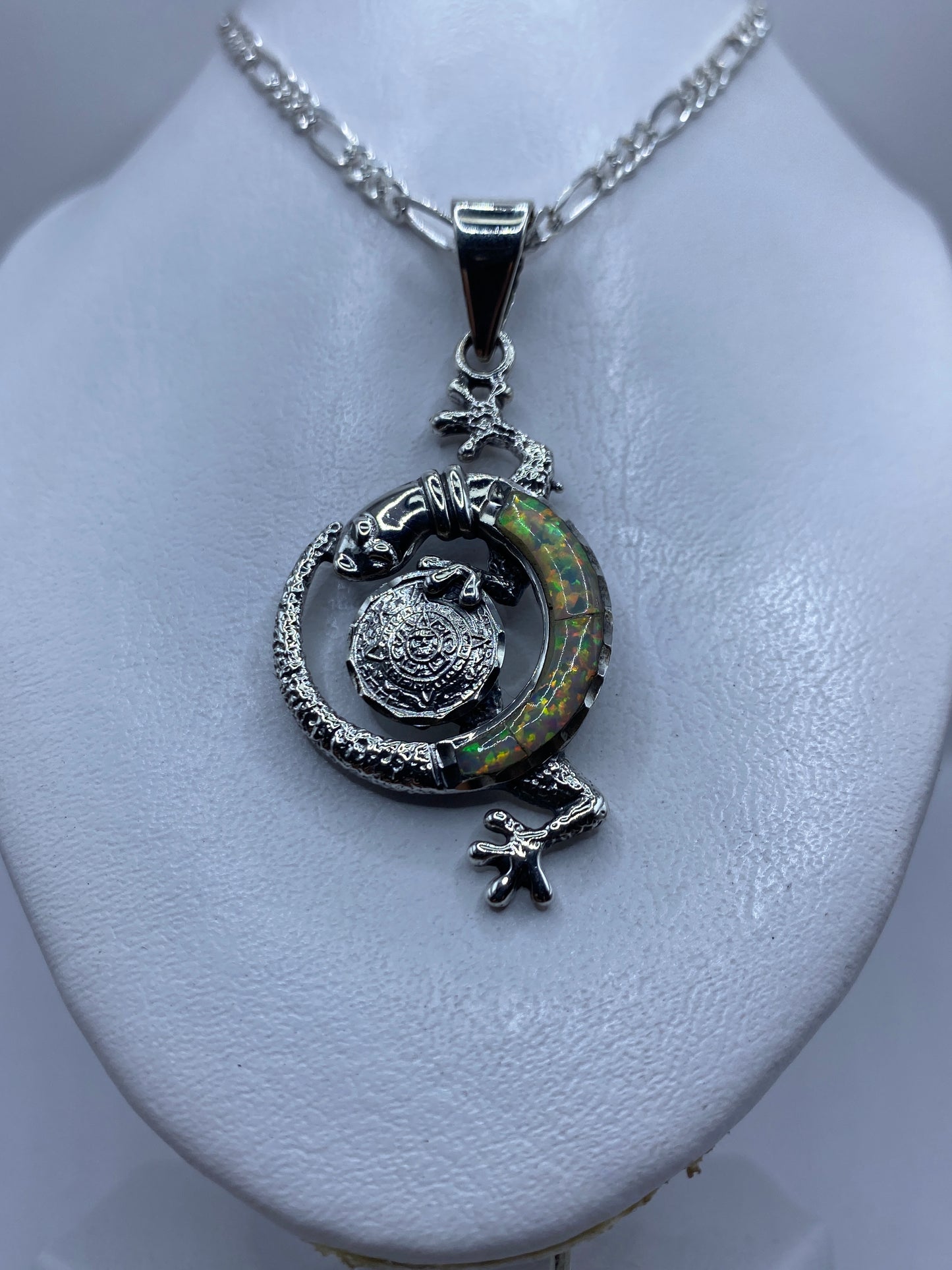 Detalle del engaste de ópalo de fuego multicolor en plata pulida