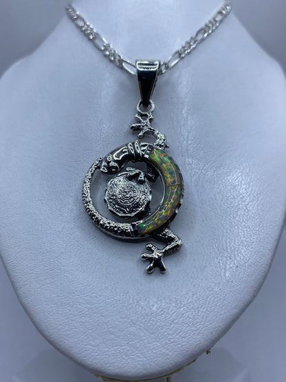 Detalle del engaste de ópalo de fuego multicolor en plata pulida