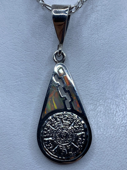 Dije de plata Calendario Azteca incrustado en Opalo de Fuego multicolor, colgante prehispánico