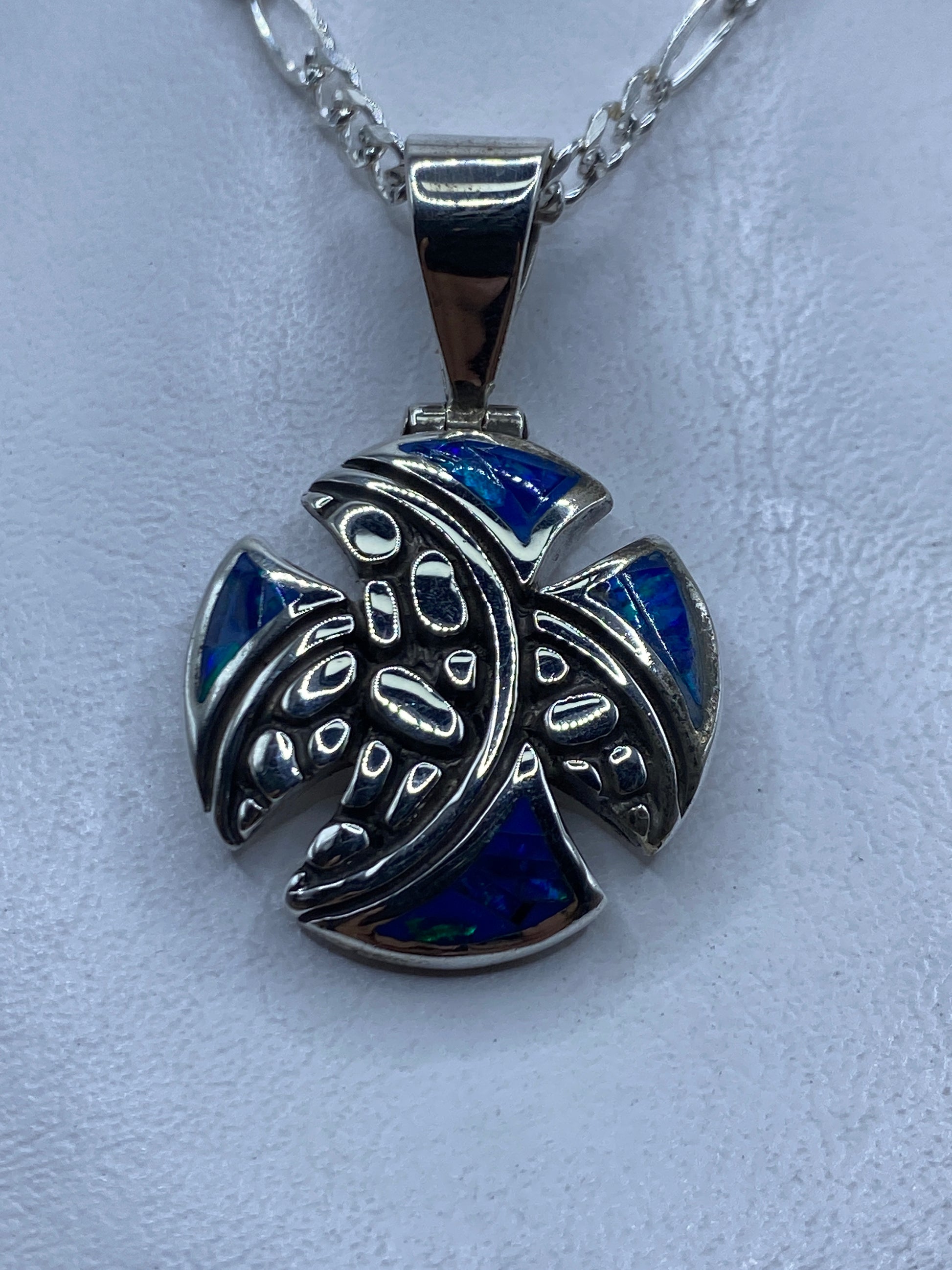 Dije de plata con Opalo de Fuego azul engastado, colgando de cadena de eslabones