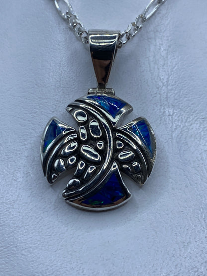 Dije de plata con Opalo de Fuego azul engastado, colgando de cadena de eslabones