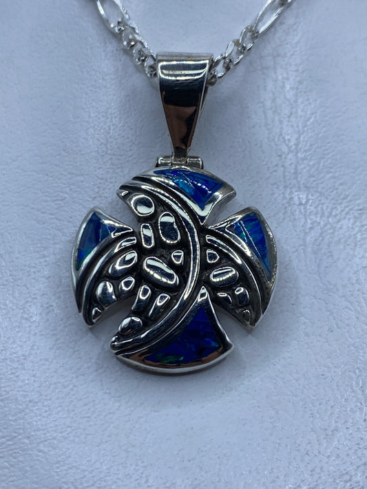 Dije de plata con Opalo de Fuego azul engastado, colgando de cadena de eslabones