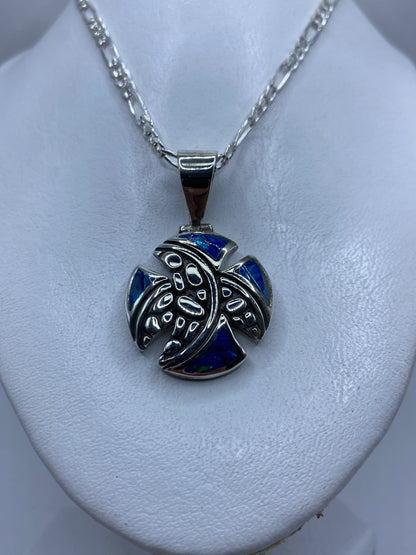 Detalle del dije: Opalo de Fuego azul rodeado de plata calada y líneas decorativas