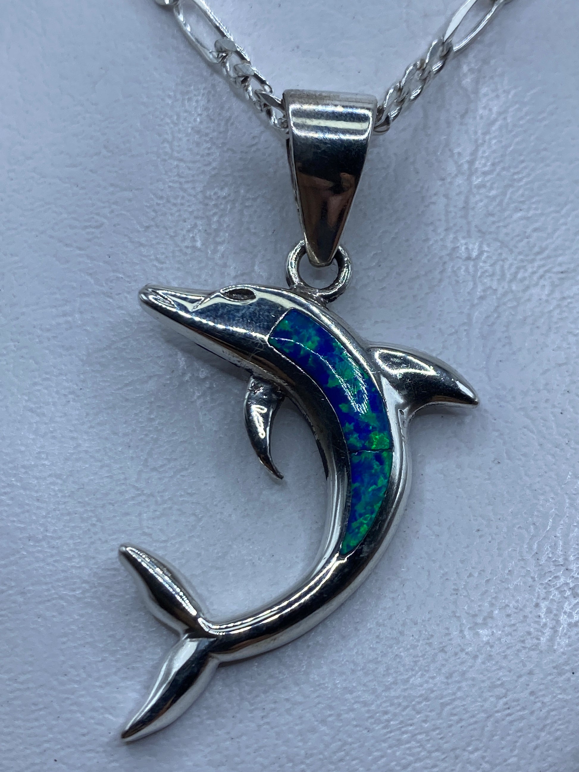 Dije delfín en plata .950 con ópalo de fuego azul, colgando de cadena de eslabones