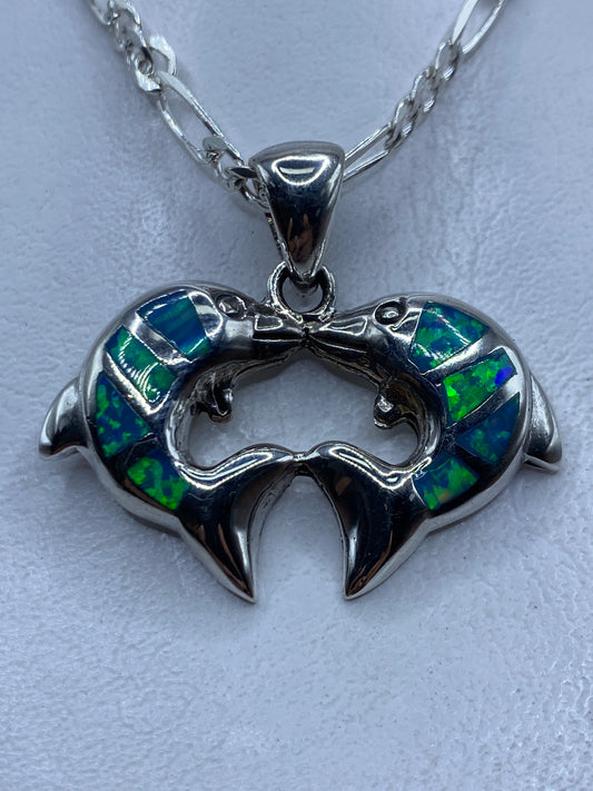 Dije de plata con ópalo de fuego azul y verde engastado, forma de alas escultural