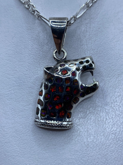 Dije de plata con ópalo de fuego multicolor, diseño prehispánico, colgando de cadena figaro