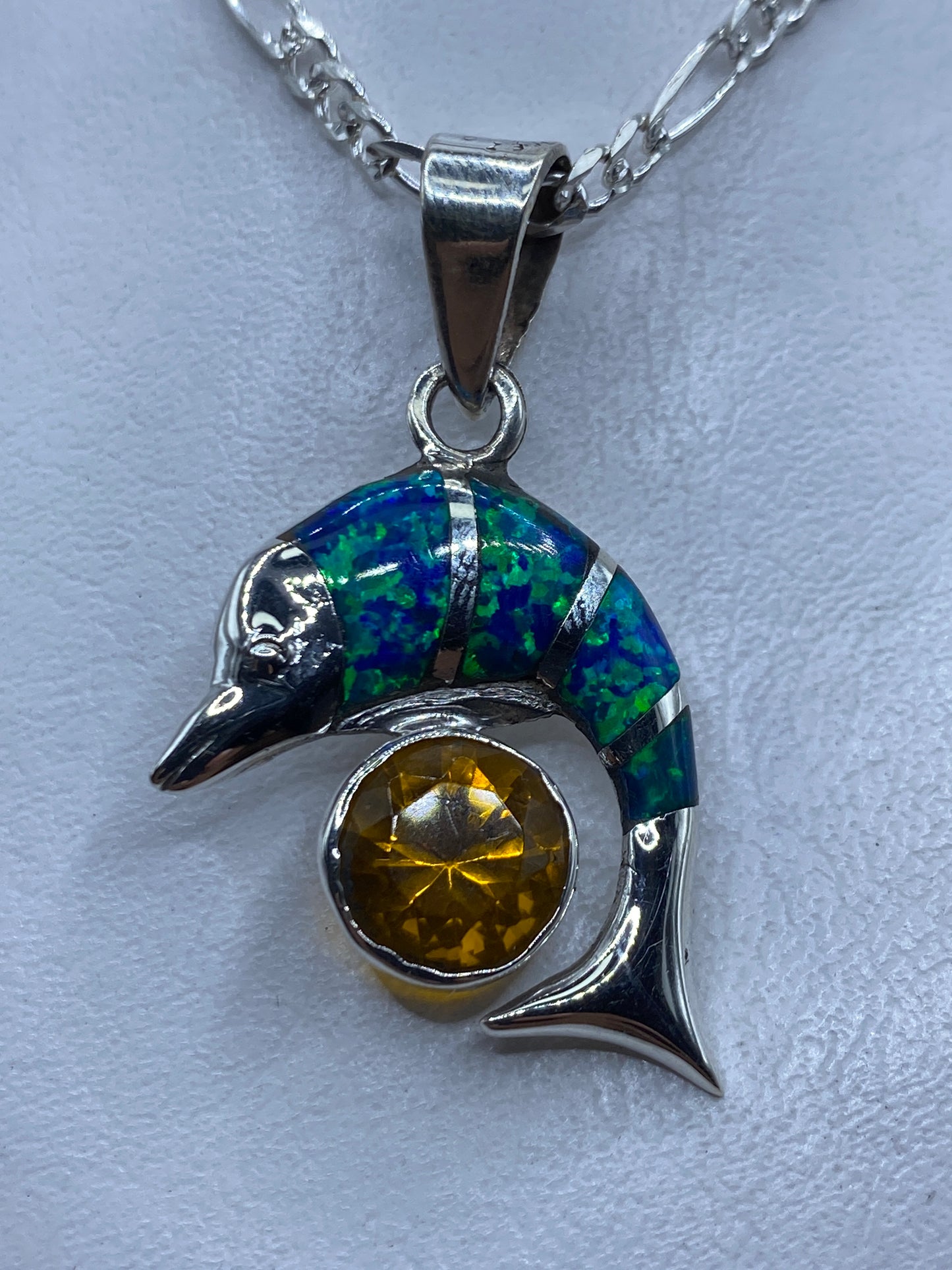 Dije de plata con opalo de fuego azul engastado, colgante de 5 cm sobre cadena