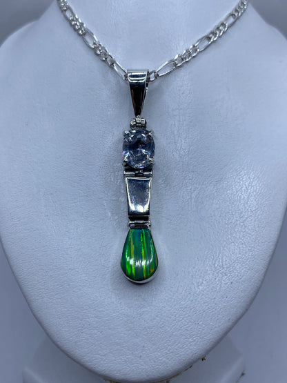 Detalle frontal del ópalo de fuego verde luminoso engastado en plata pulida