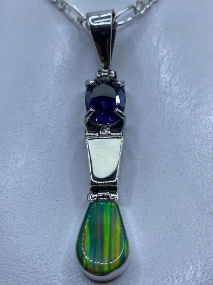 Dije de plata .950 con ópalo de fuego verde limón, visto de frente con cadena figaro transparente